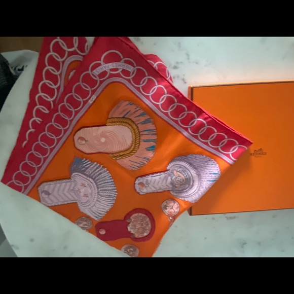 Hermès 25’ Silk Square Orange & Fuschia w/Box - Picture 6 of 8